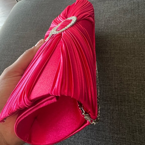 Elegant vintage hot pink clutch with diamanté detail and silver chain - Picture 2 of 6